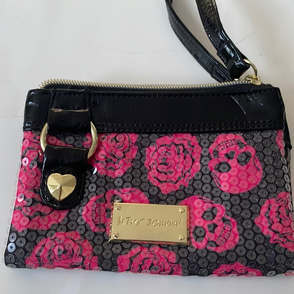 💕Women’s Betsy Johnson 💕Wristlet/Wallet💕Skull and Rose Pattern🌹💀
